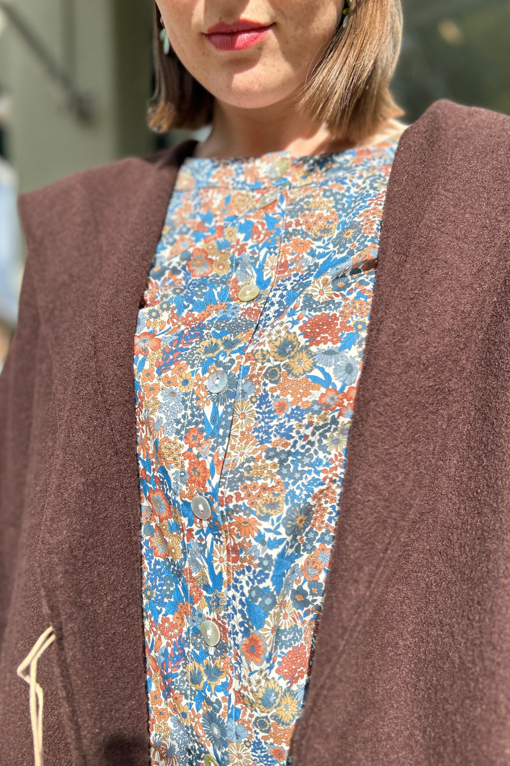 Bluse med fint ikonisk brun/blå liberty print