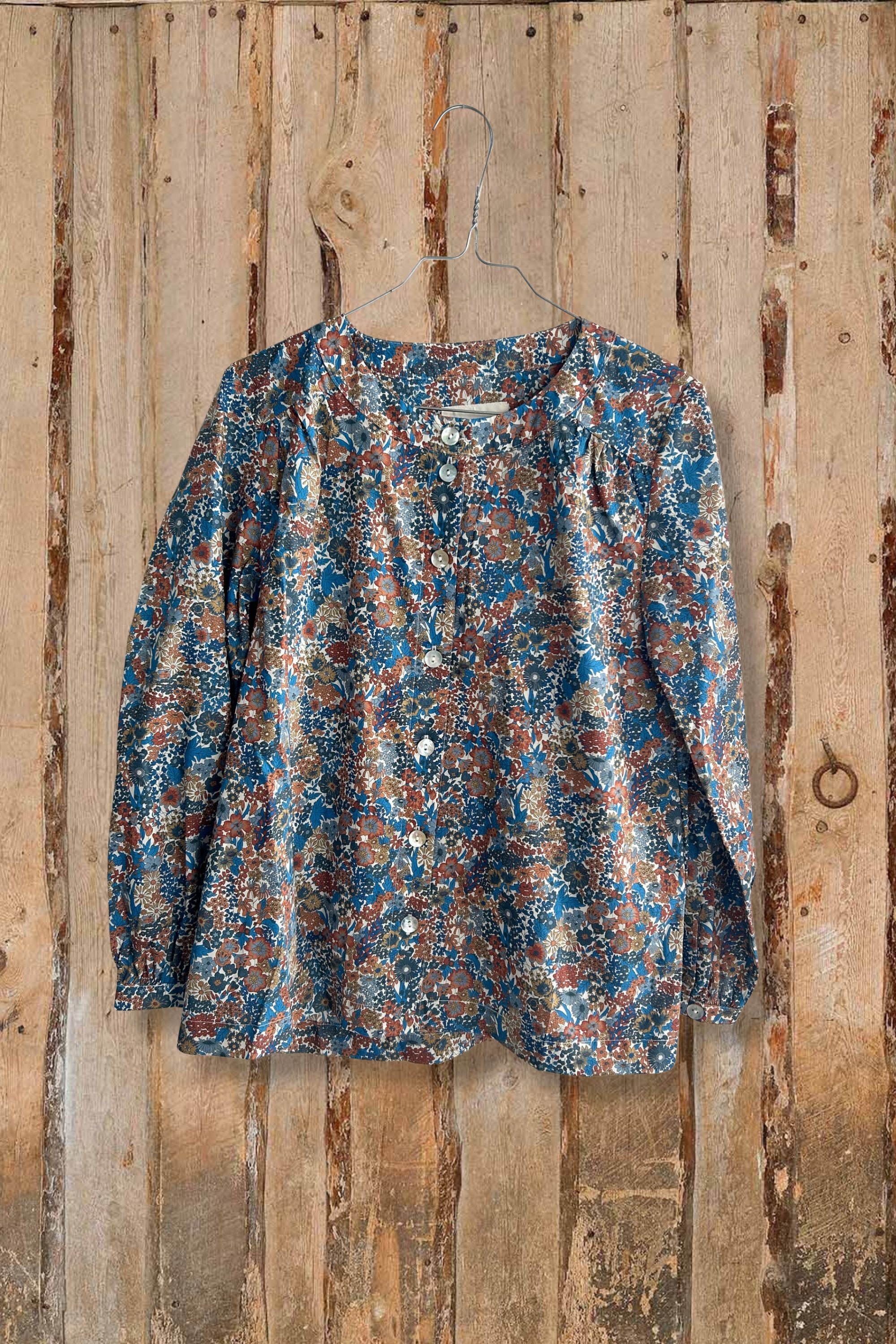 Bluse med fint ikonisk brun/blå liberty print