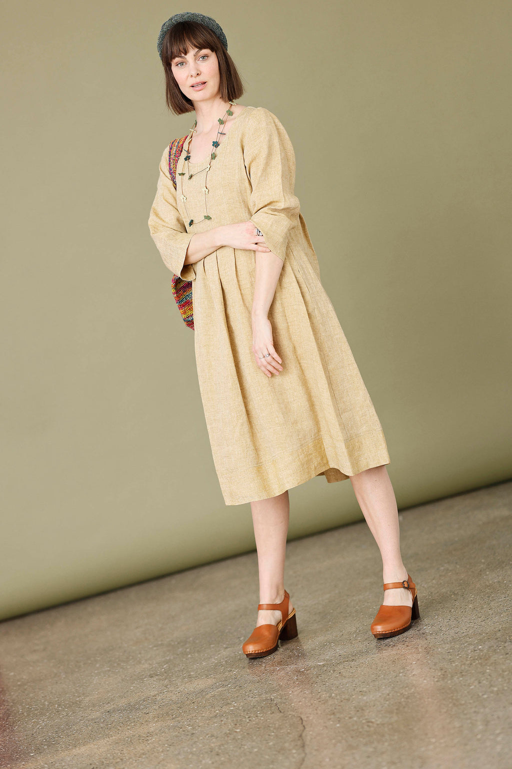 Gul hørkjole med læg