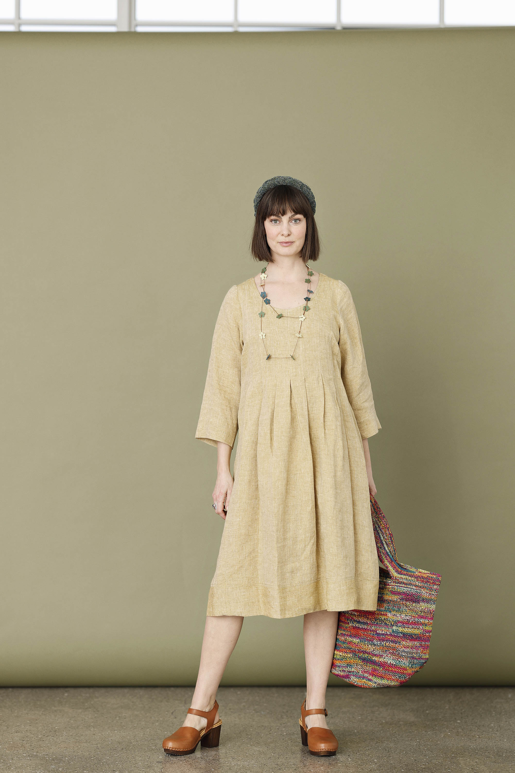 Gul hørkjole med læg