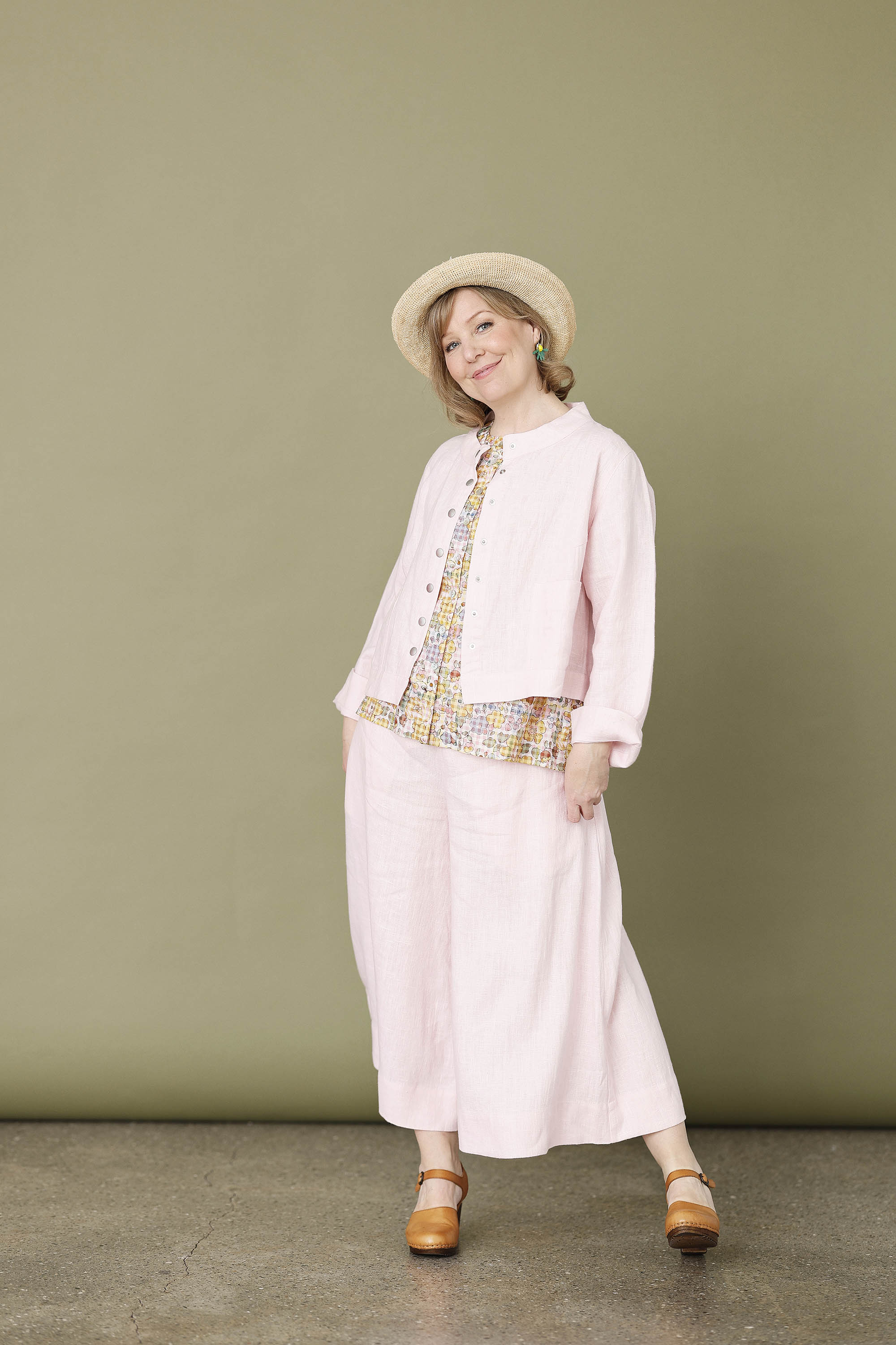 Short light pink jacket in 100% linen