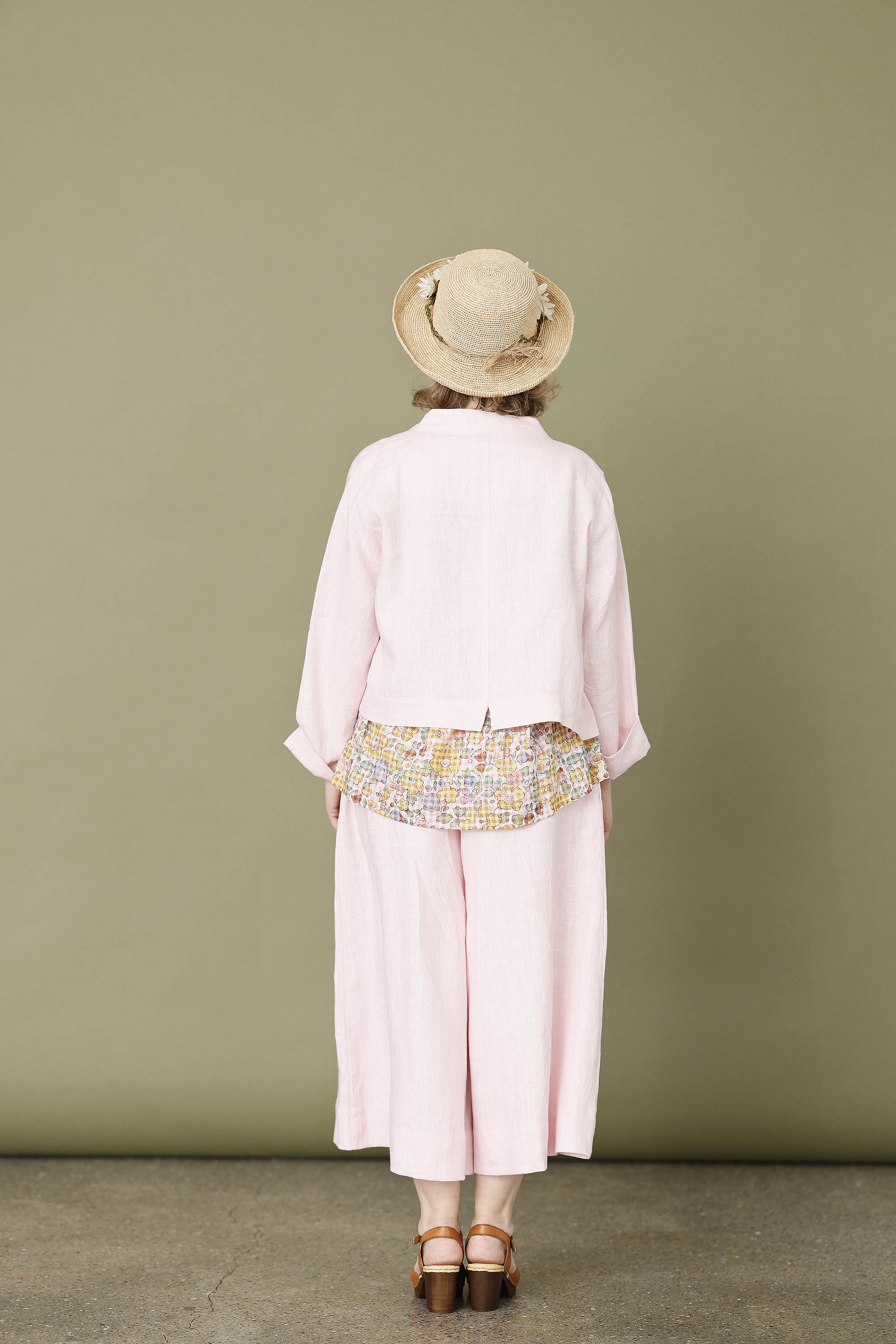 Short light pink jacket in 100% linen