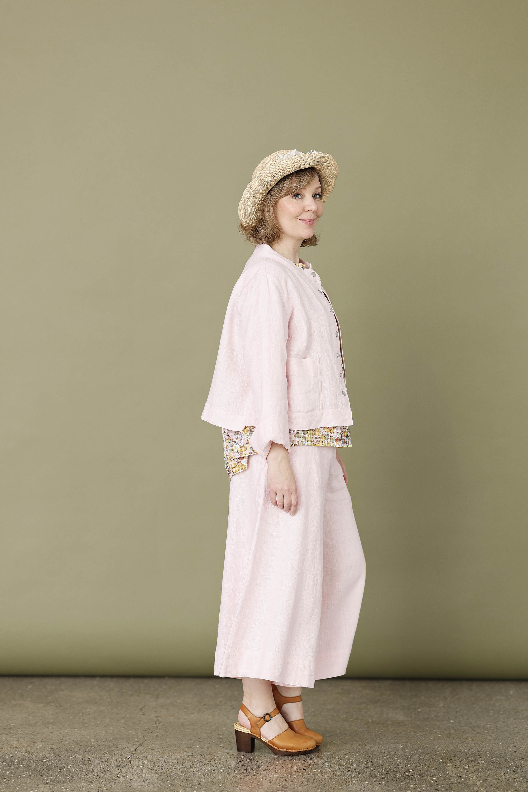 Short light pink jacket in 100% linen