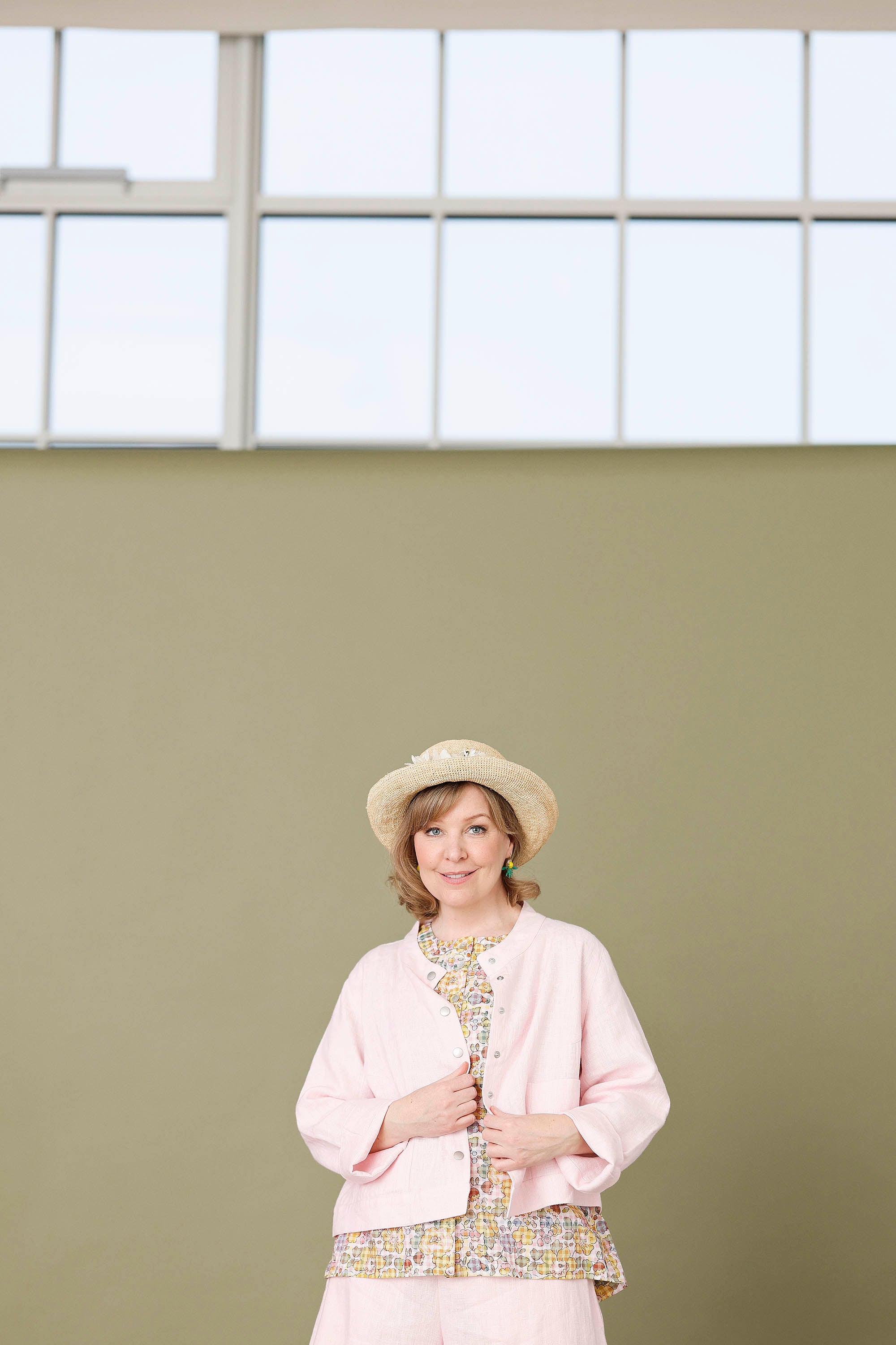 Short light pink jacket in 100% linen