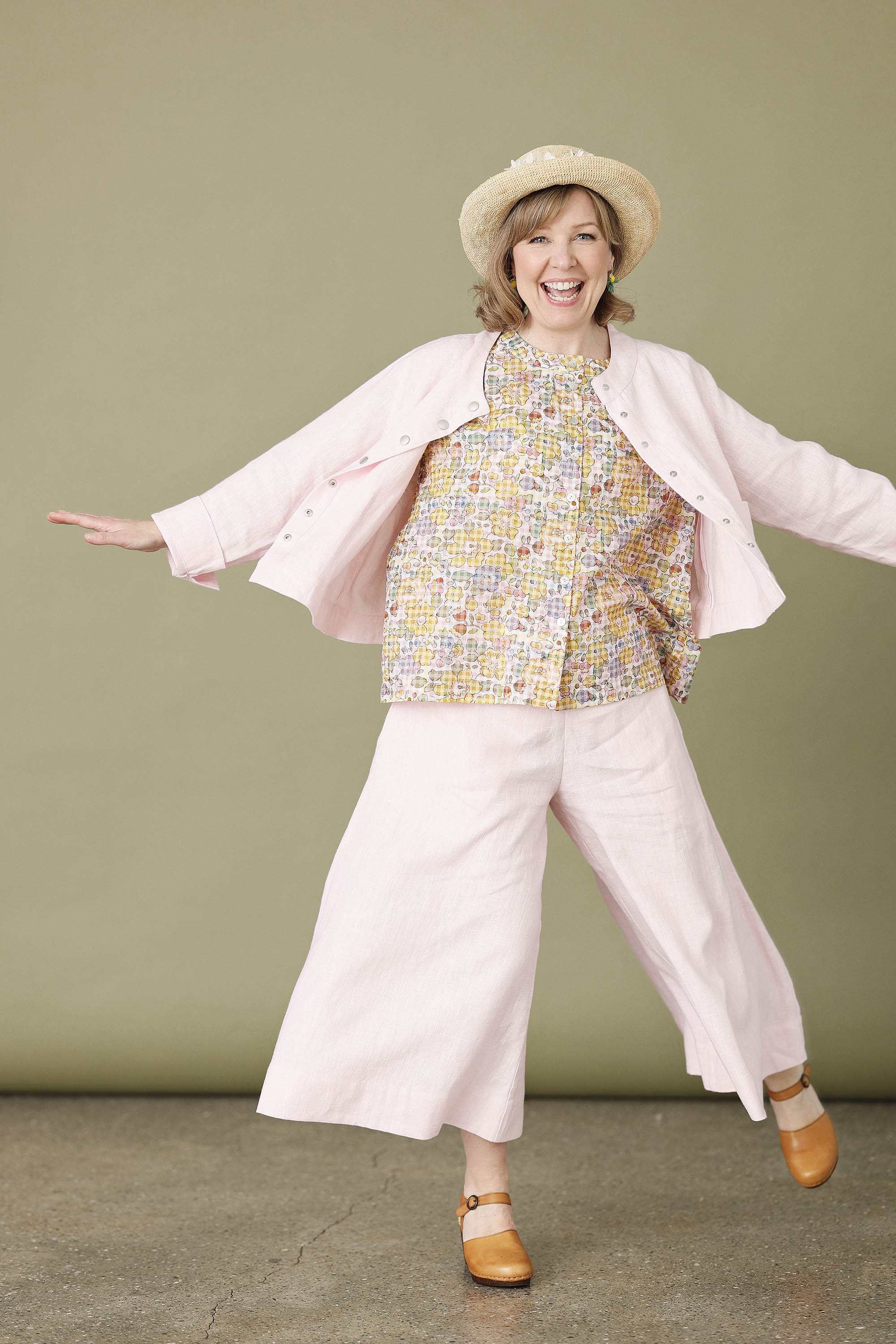 Short light pink jacket in 100% linen