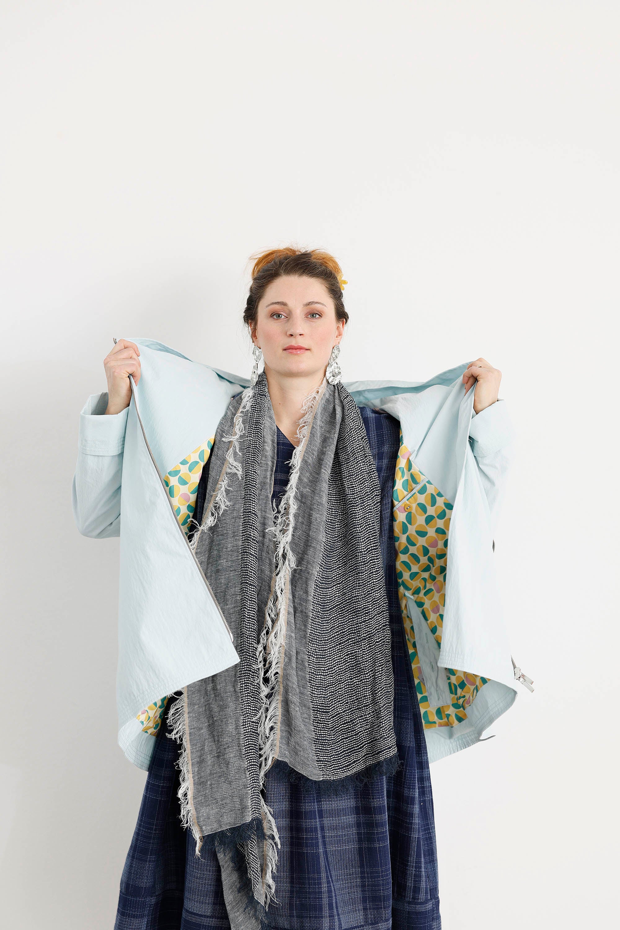 Isblå jakke med asymmetrisk lynlås