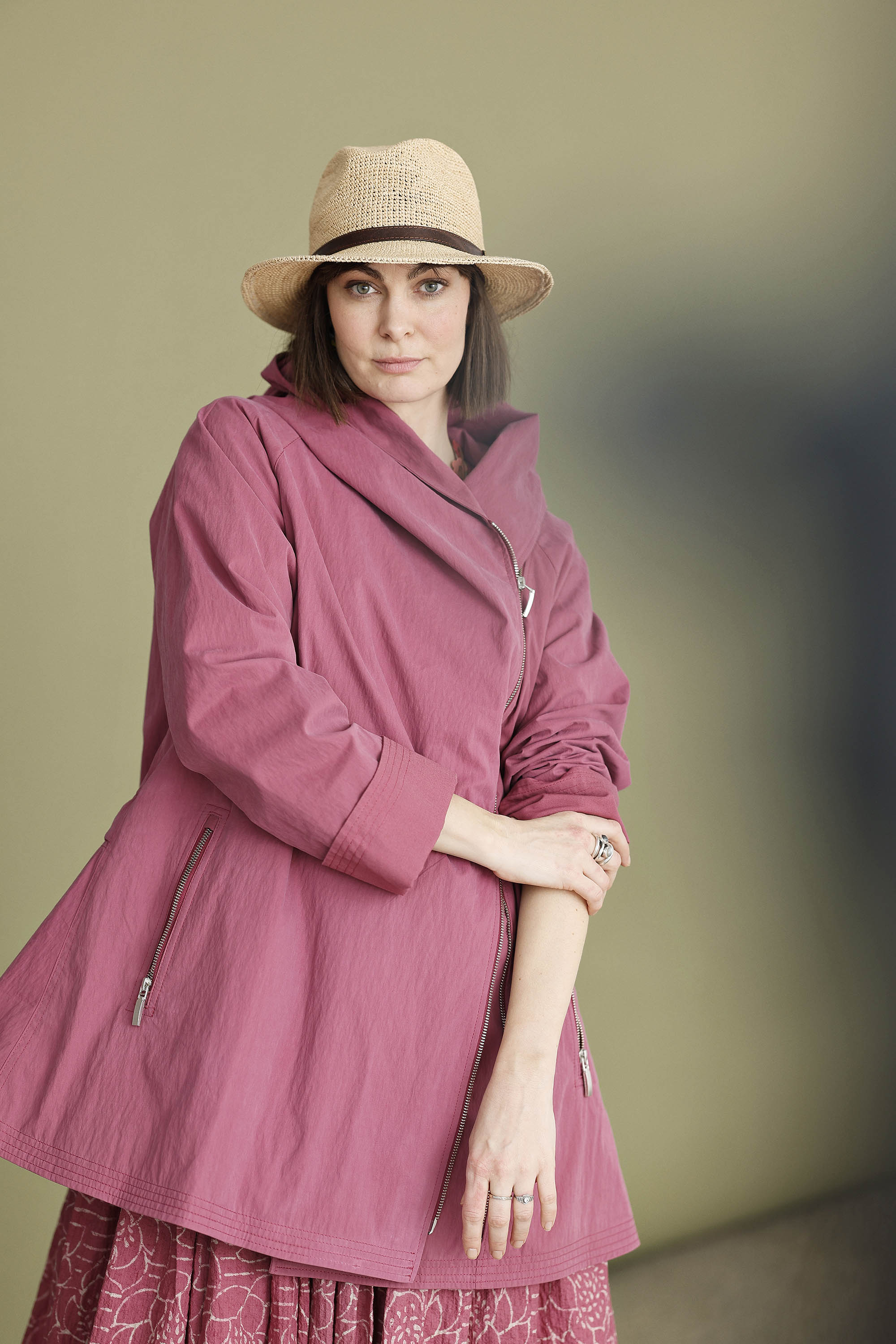 Hindbærrød jakke med asymmetrisk lynlås