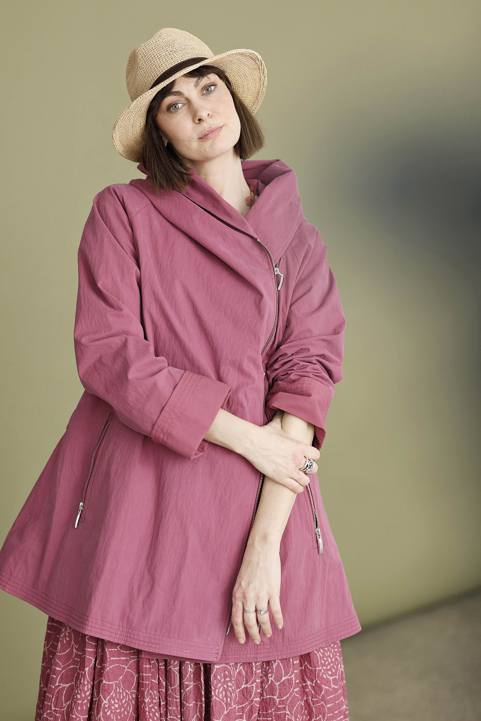 Hindbærrød jakke med asymmetrisk lynlås