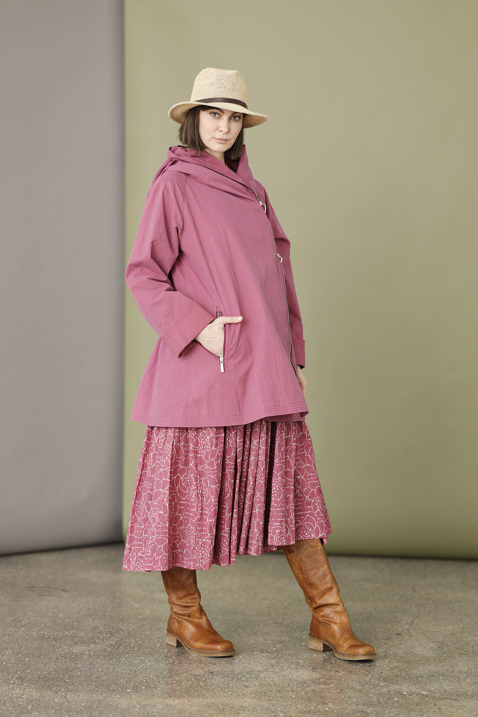 Hindbærrød jakke med asymmetrisk lynlås