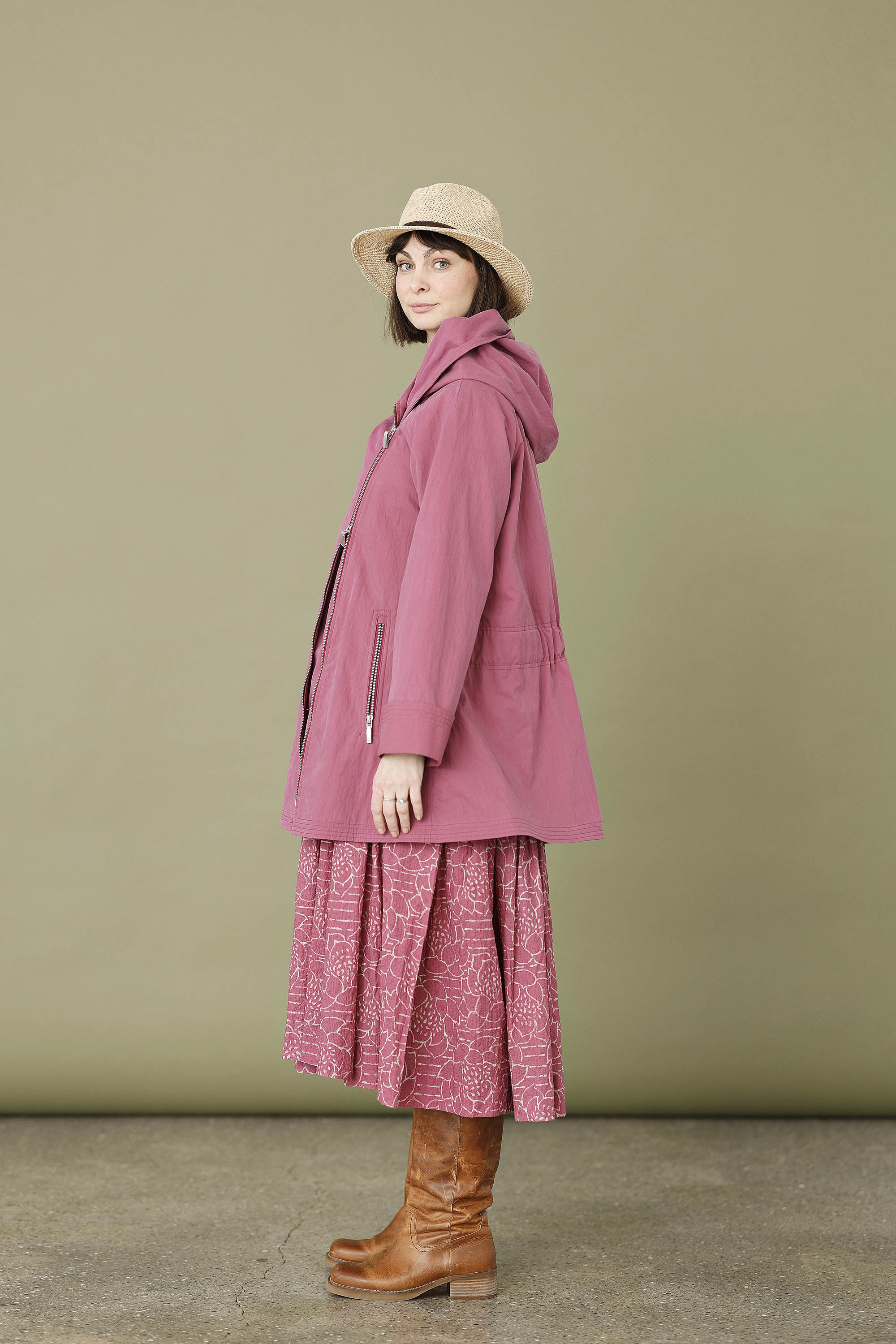 Hindbærrød jakke med asymmetrisk lynlås