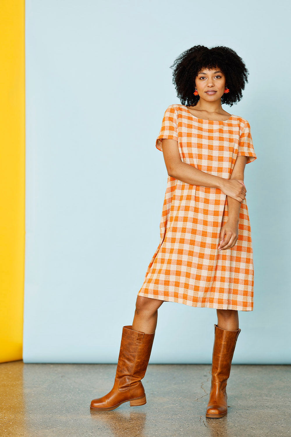 Orange ternet kjole med foer