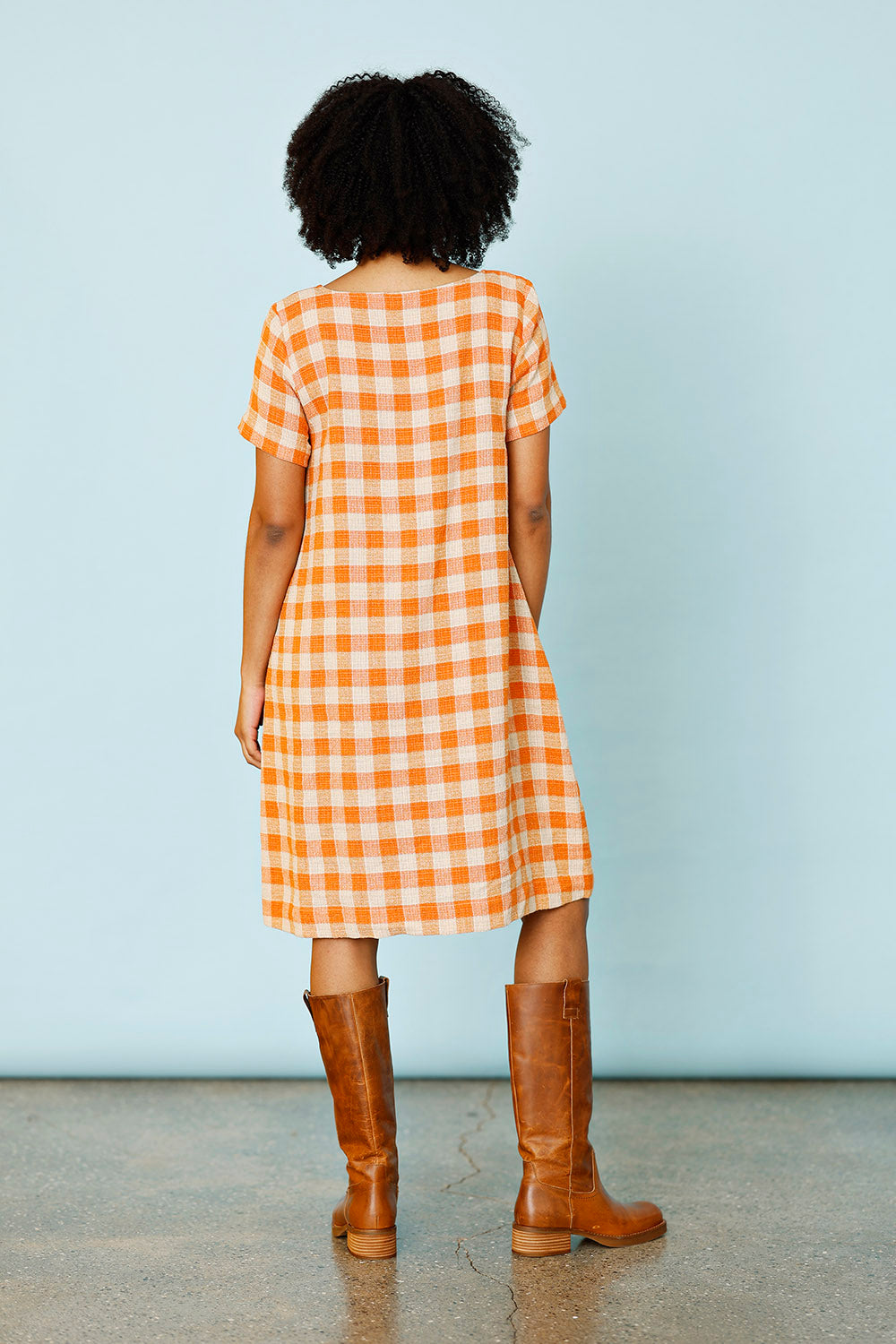 Orange ternet kjole med foer