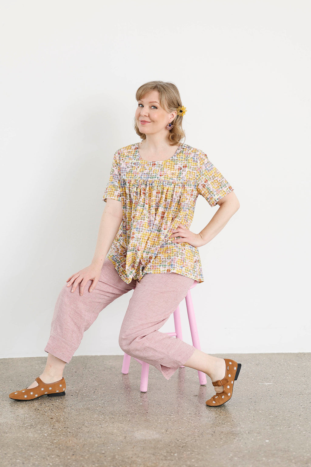 Karamel farvede ruskindsballerinaer med broderi fra Camper