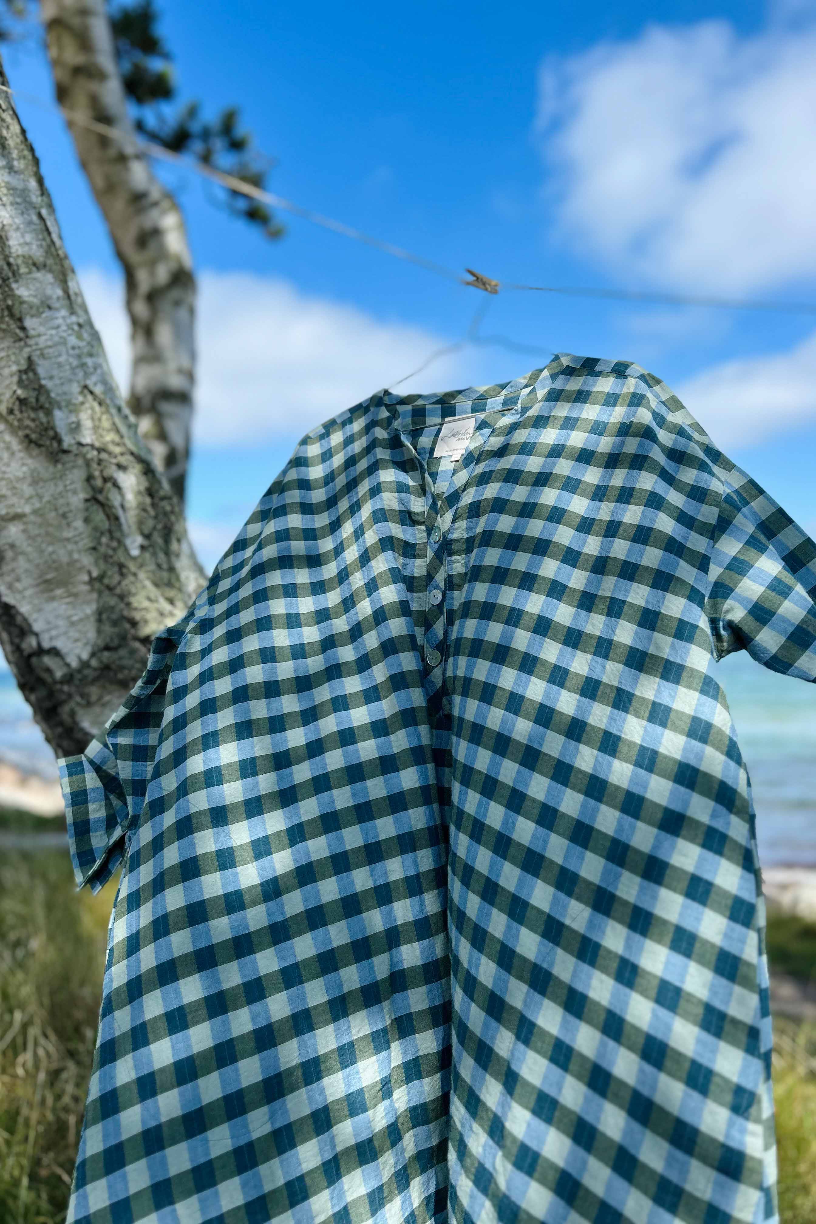 Løs ternet kjole i blå/grønne nuancer