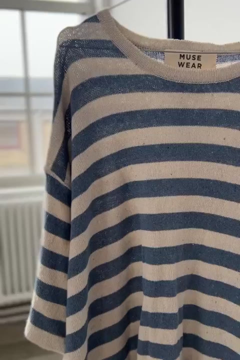 Kortærmet strik fra MUSE WEAR med brede offwhite og blå striber