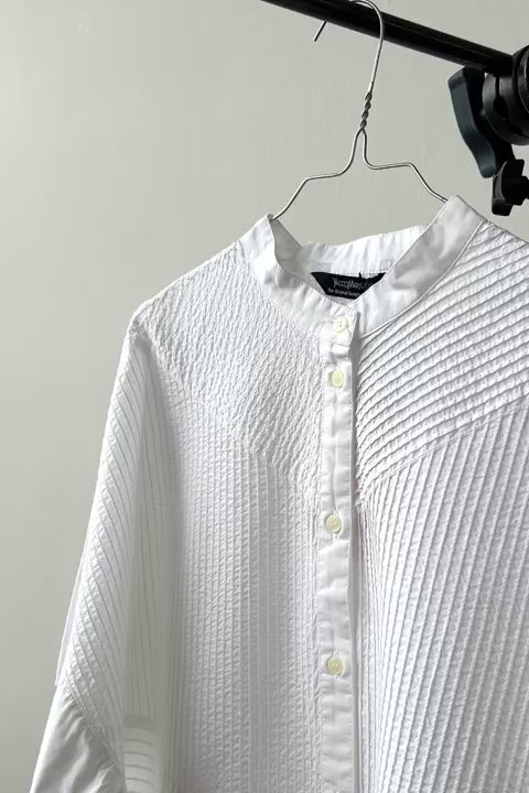 White short-sleeved, feminine YaccoMaricard shirt.
