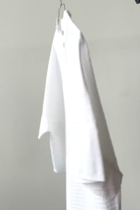 White short-sleeved, feminine YaccoMaricard shirt.