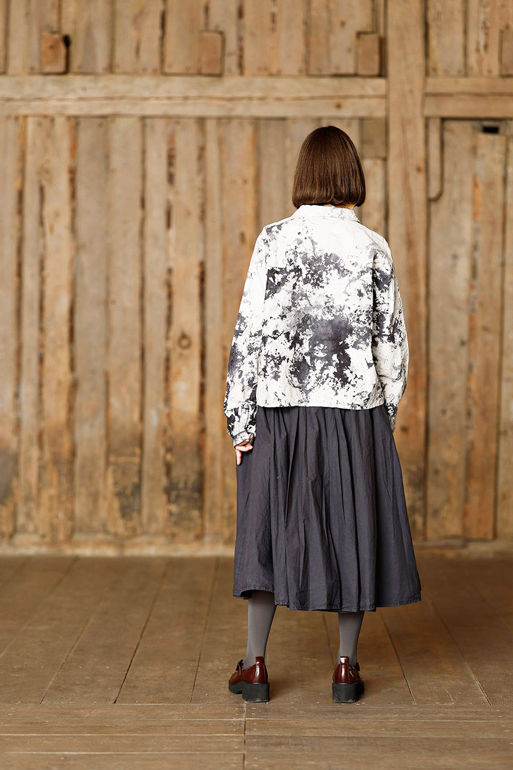 Håndfarvet kontrastfuld unika tie-dye skjorte fra Privatsachen