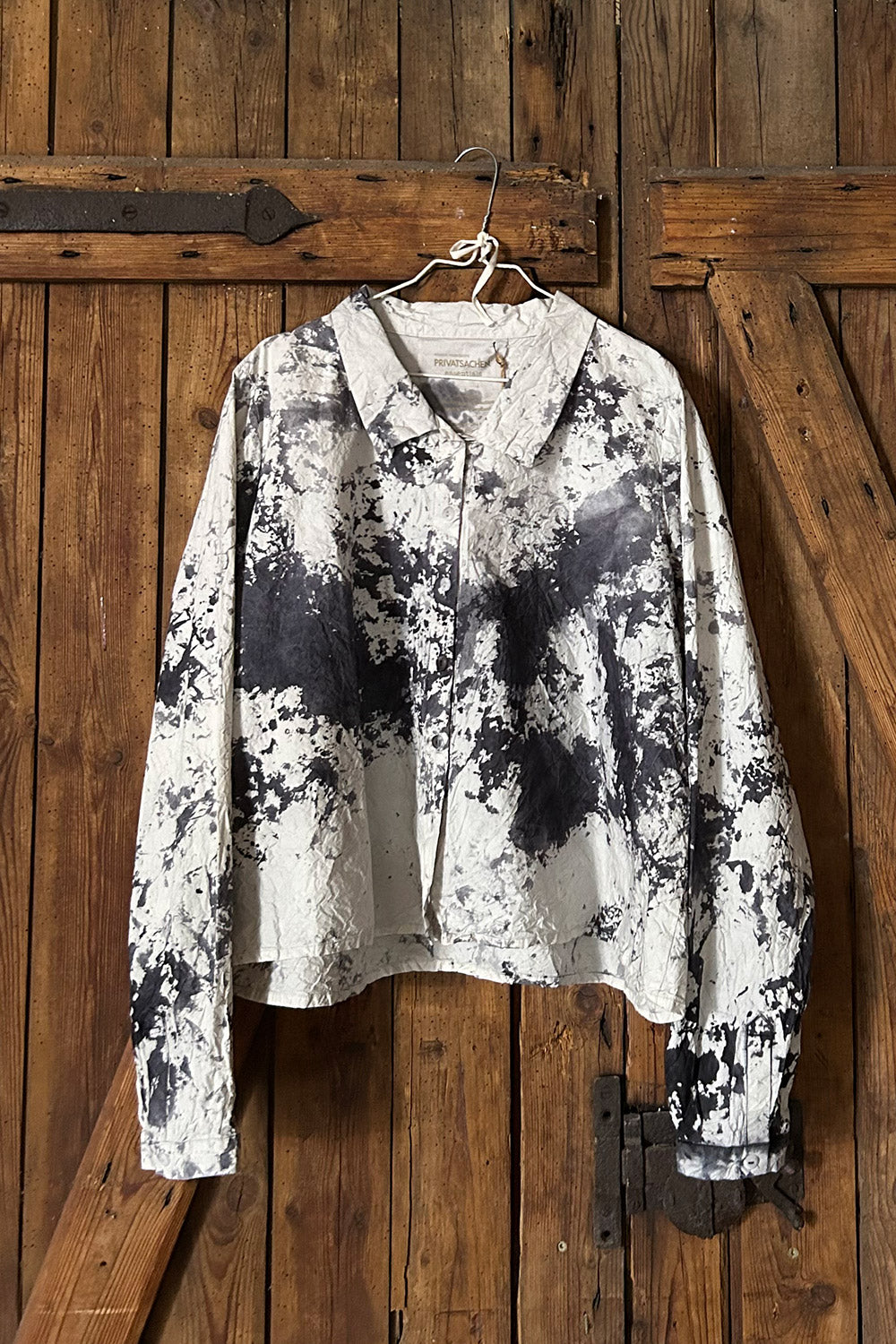 Håndfarvet kontrastfuld unika tie-dye skjorte fra Privatsachen