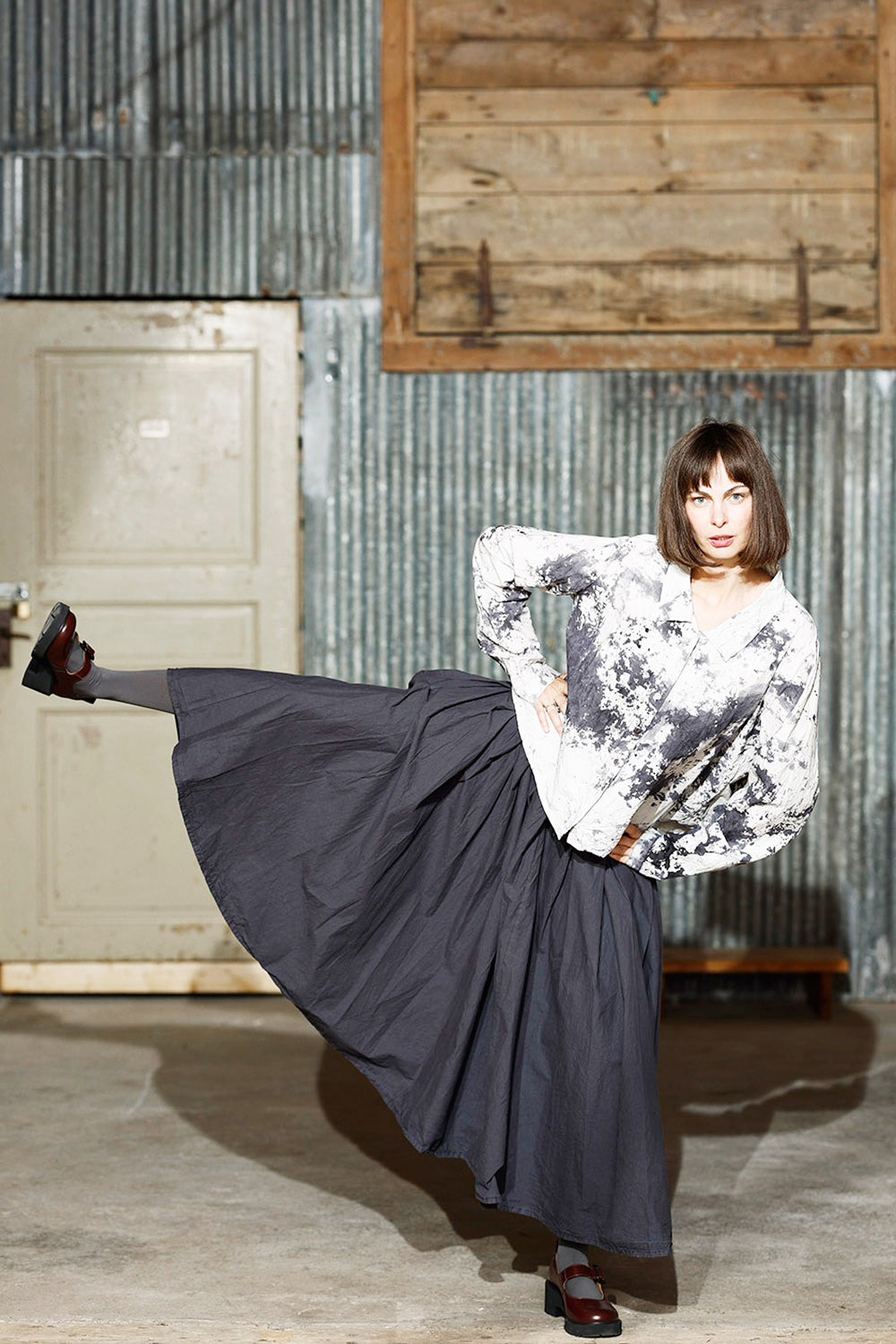 Håndfarvet kontrastfuld unika tie-dye skjorte fra Privatsachen