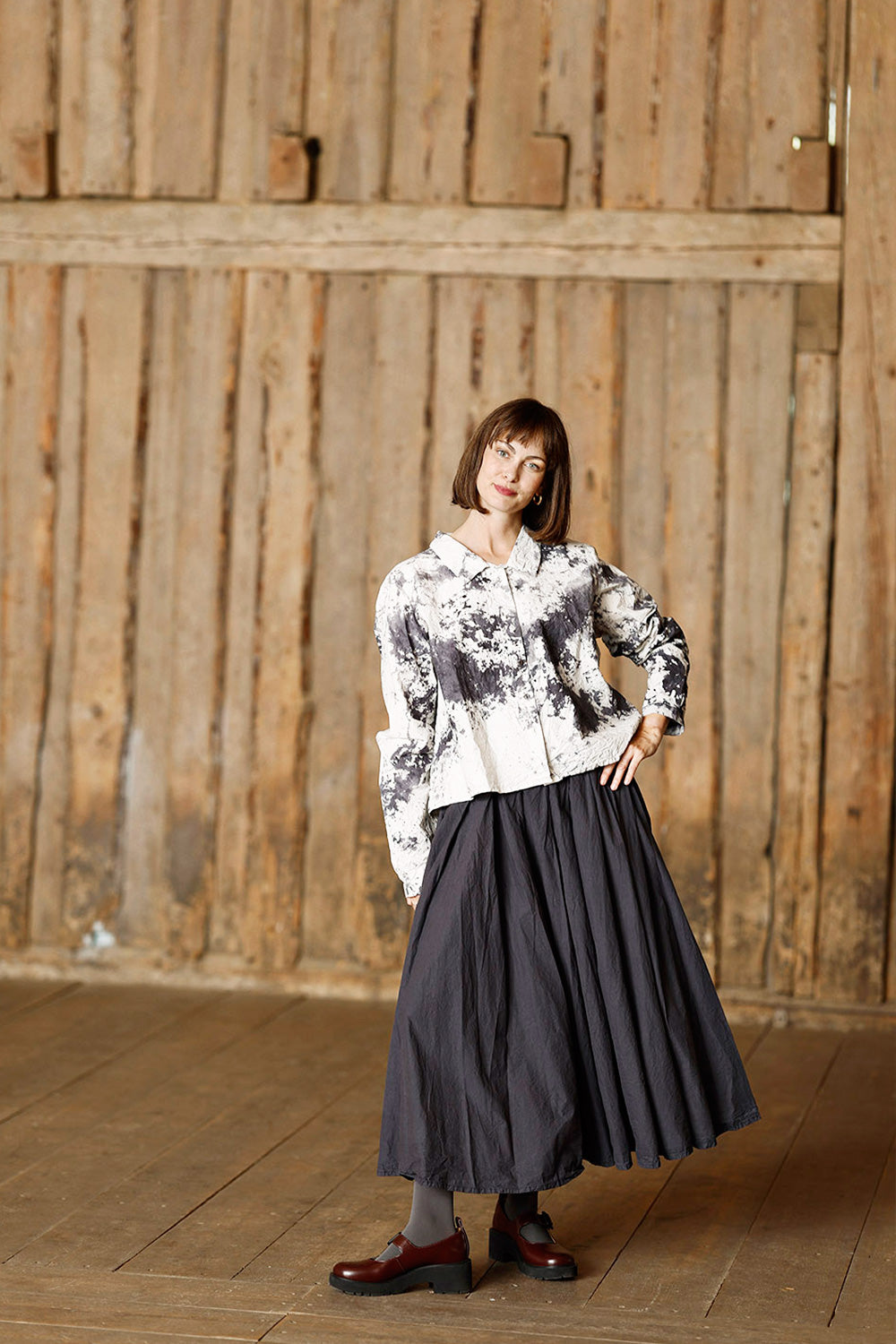 Håndfarvet kontrastfuld unika tie-dye skjorte fra Privatsachen