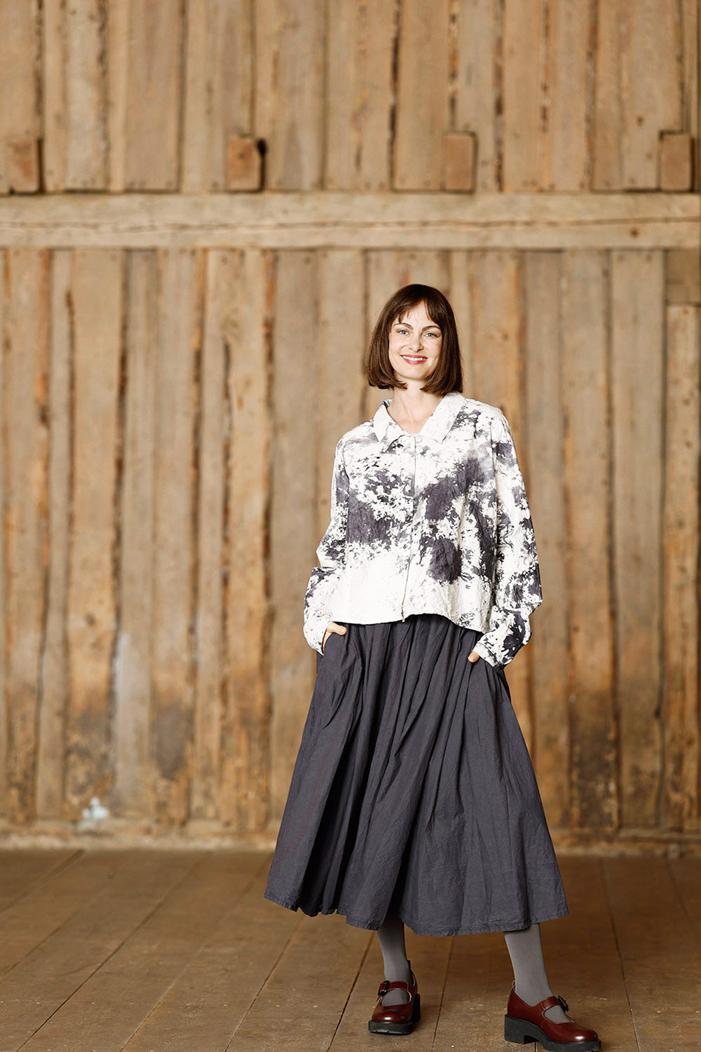 Håndfarvet kontrastfuld unika tie-dye skjorte fra Privatsachen