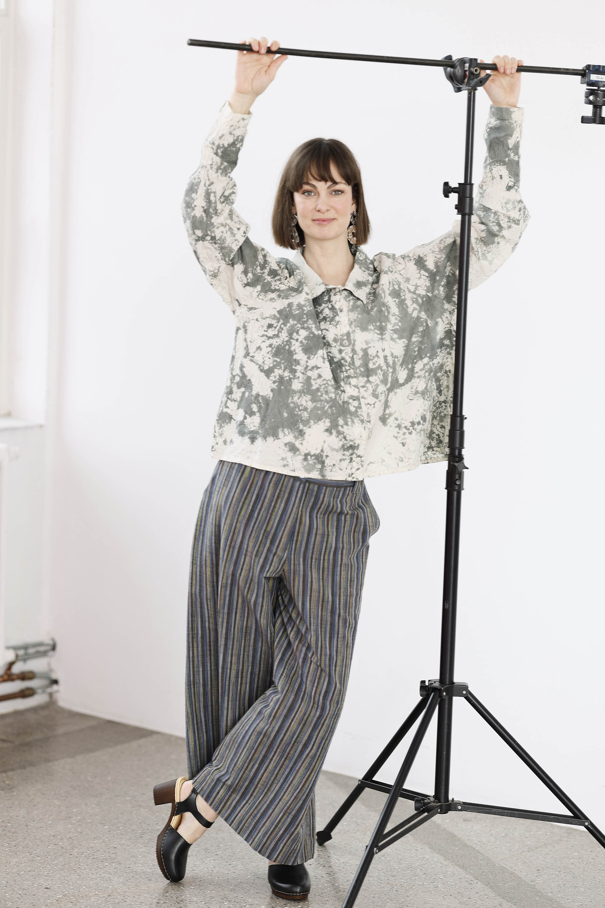 Støvet grøn håndfarvet unika tie dye skjorte fra Privatsachen