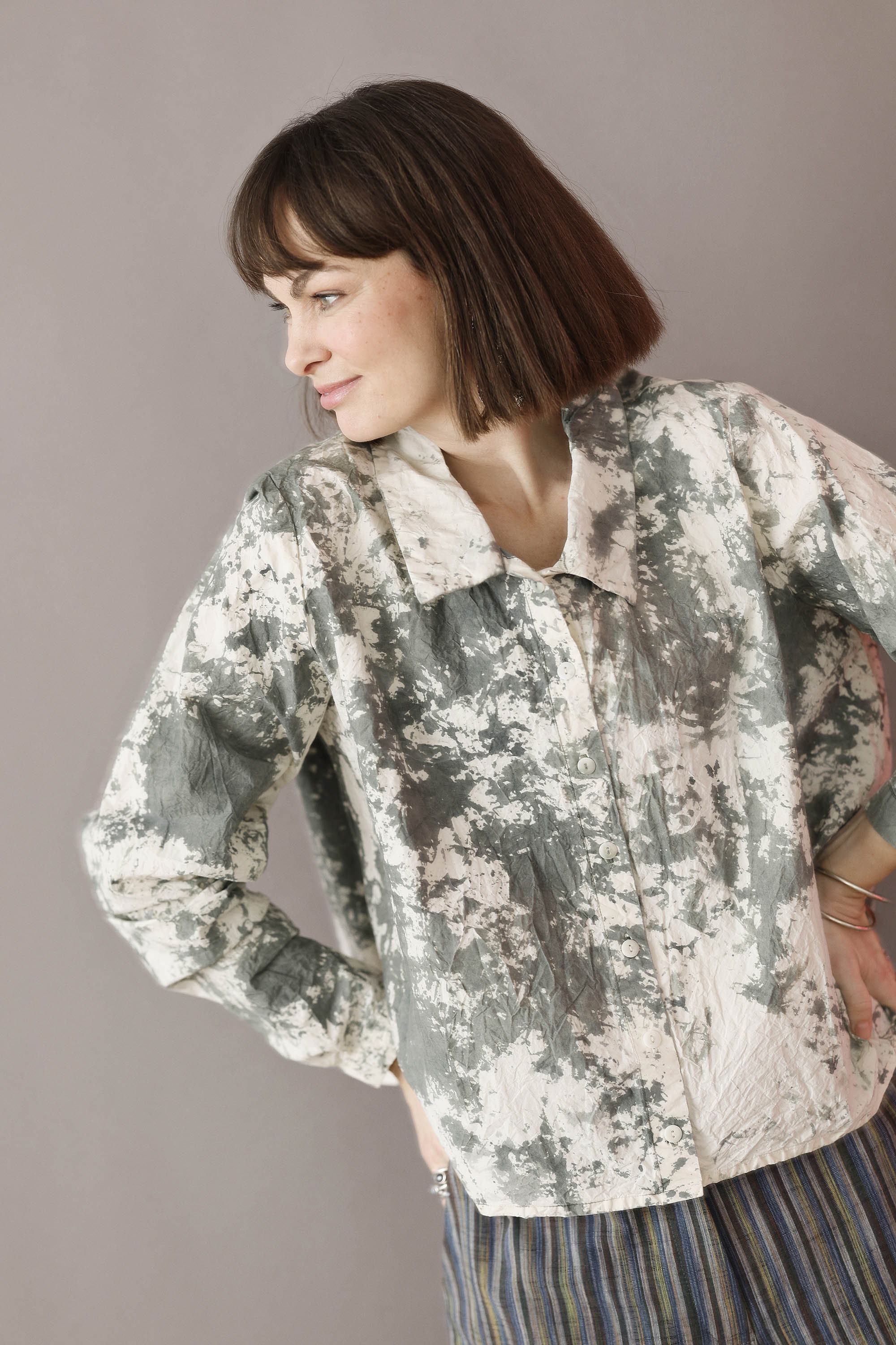 Støvet grøn håndfarvet unika tie dye skjorte fra Privatsachen