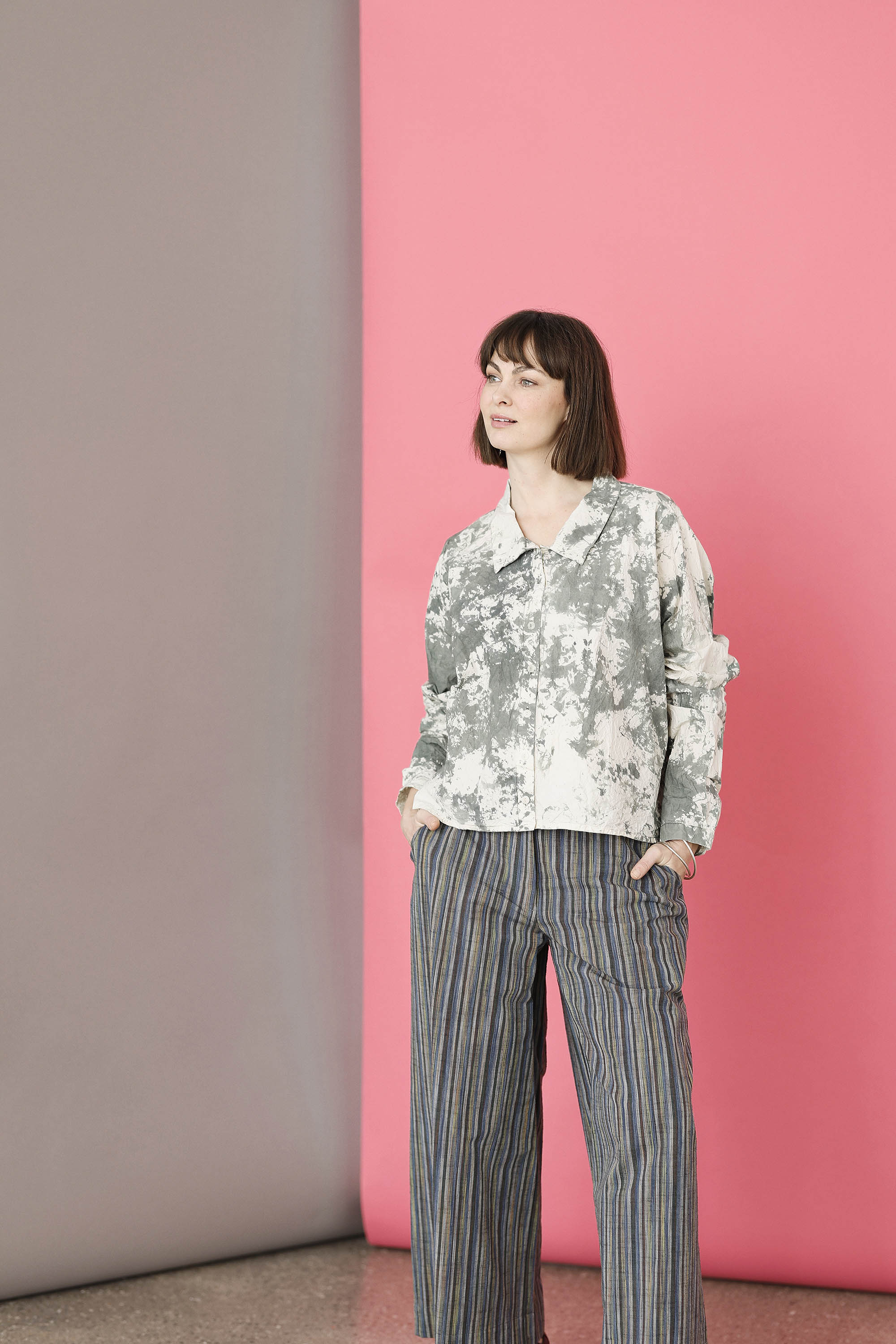 Støvet grøn håndfarvet unika tie dye skjorte fra Privatsachen