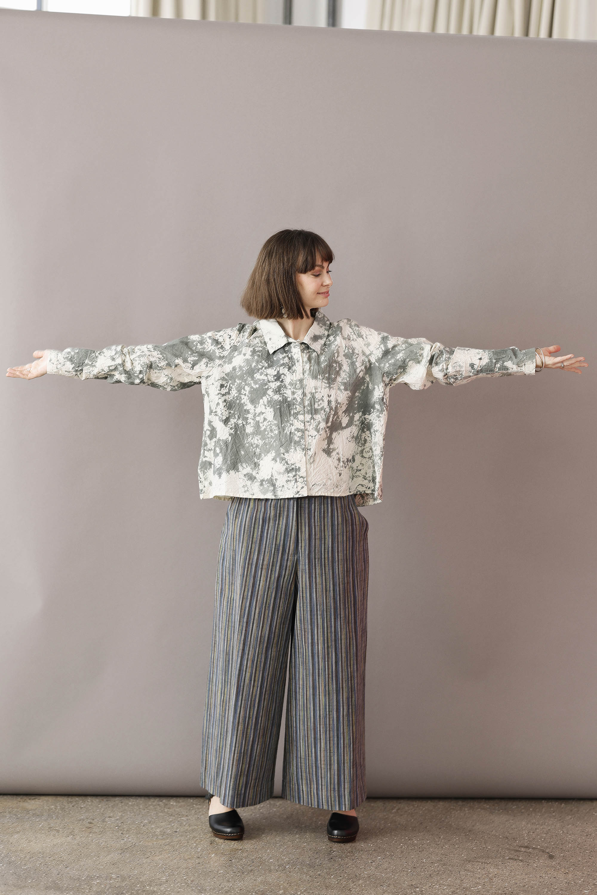 Støvet grøn håndfarvet unika tie dye skjorte fra Privatsachen