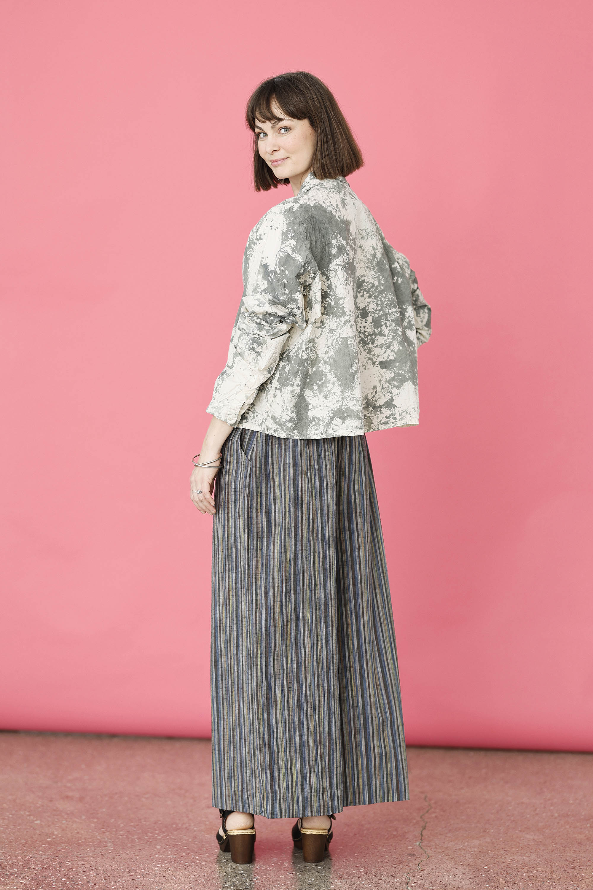 Støvet grøn håndfarvet unika tie dye skjorte fra Privatsachen