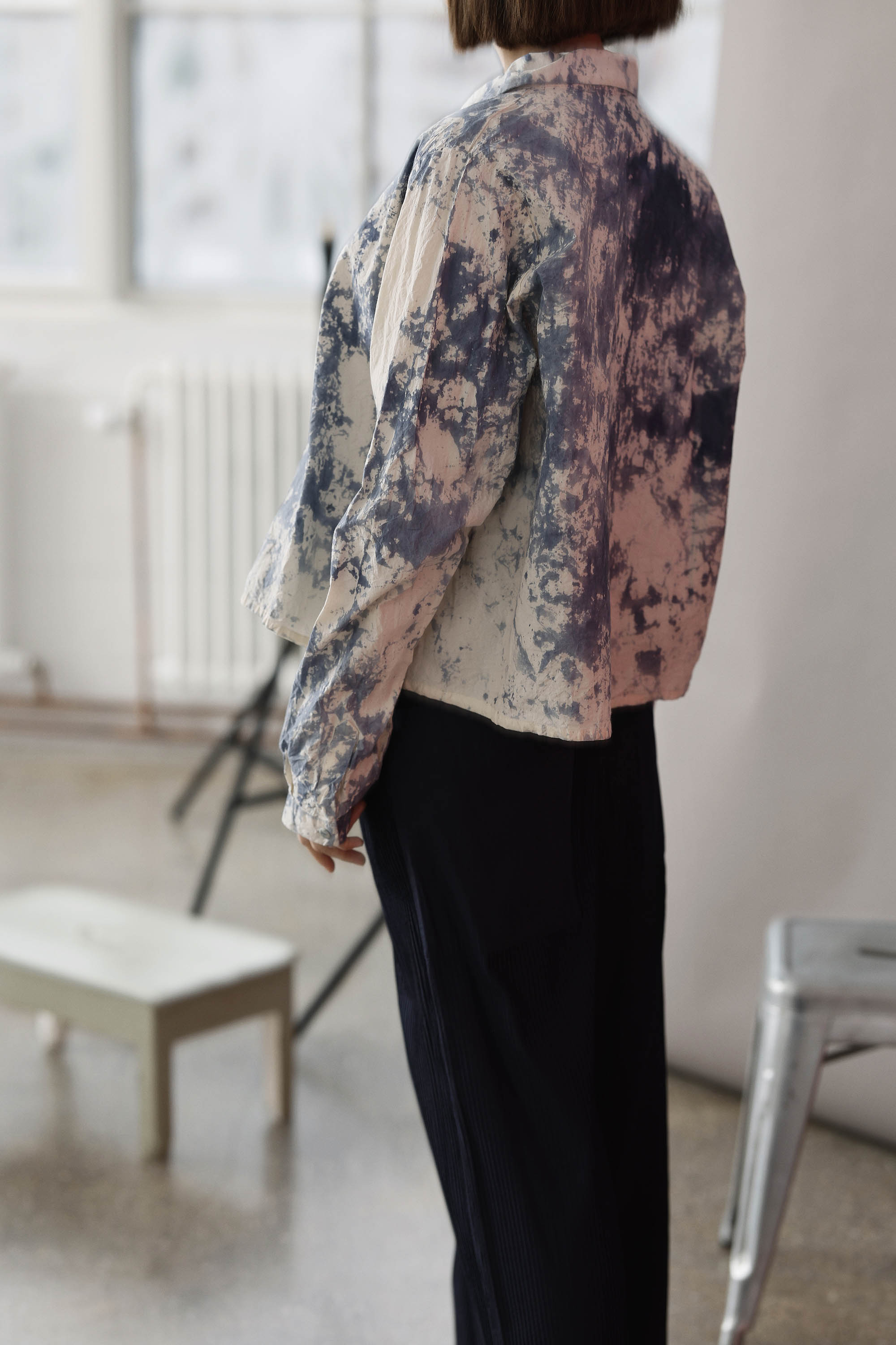 Lyseblå håndfarvet unika tie-dye skjorte fra Privatsachen