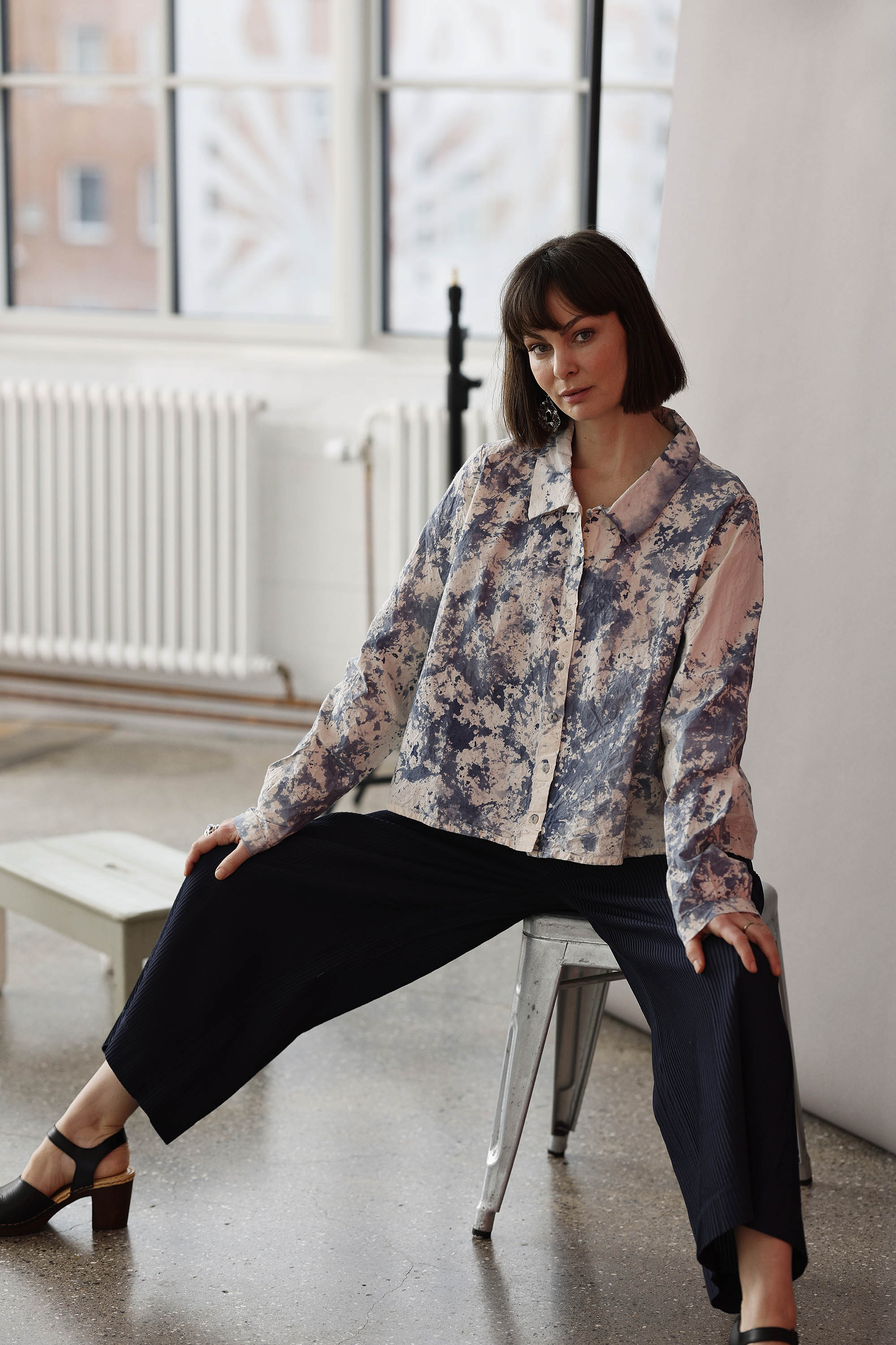 Lyseblå håndfarvet unika tie-dye skjorte fra Privatsachen