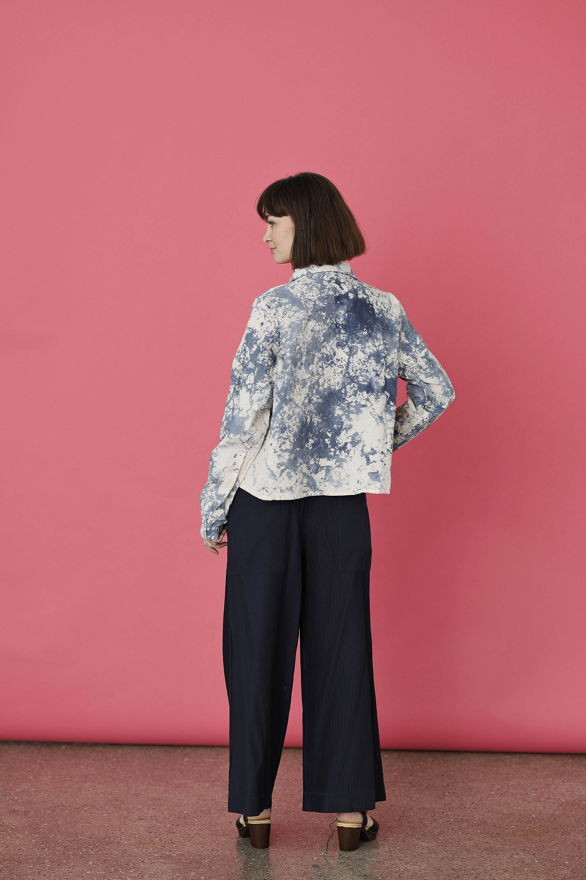 Lyseblå håndfarvet unika tie-dye skjorte fra Privatsachen