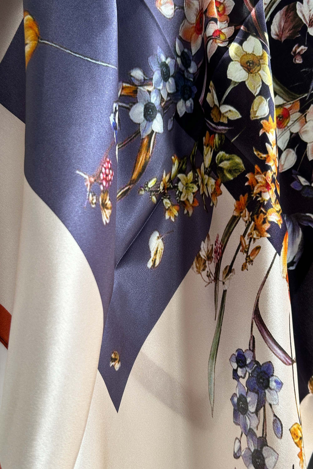 Fyrkantig sidenhalsduk med fint blommönster
