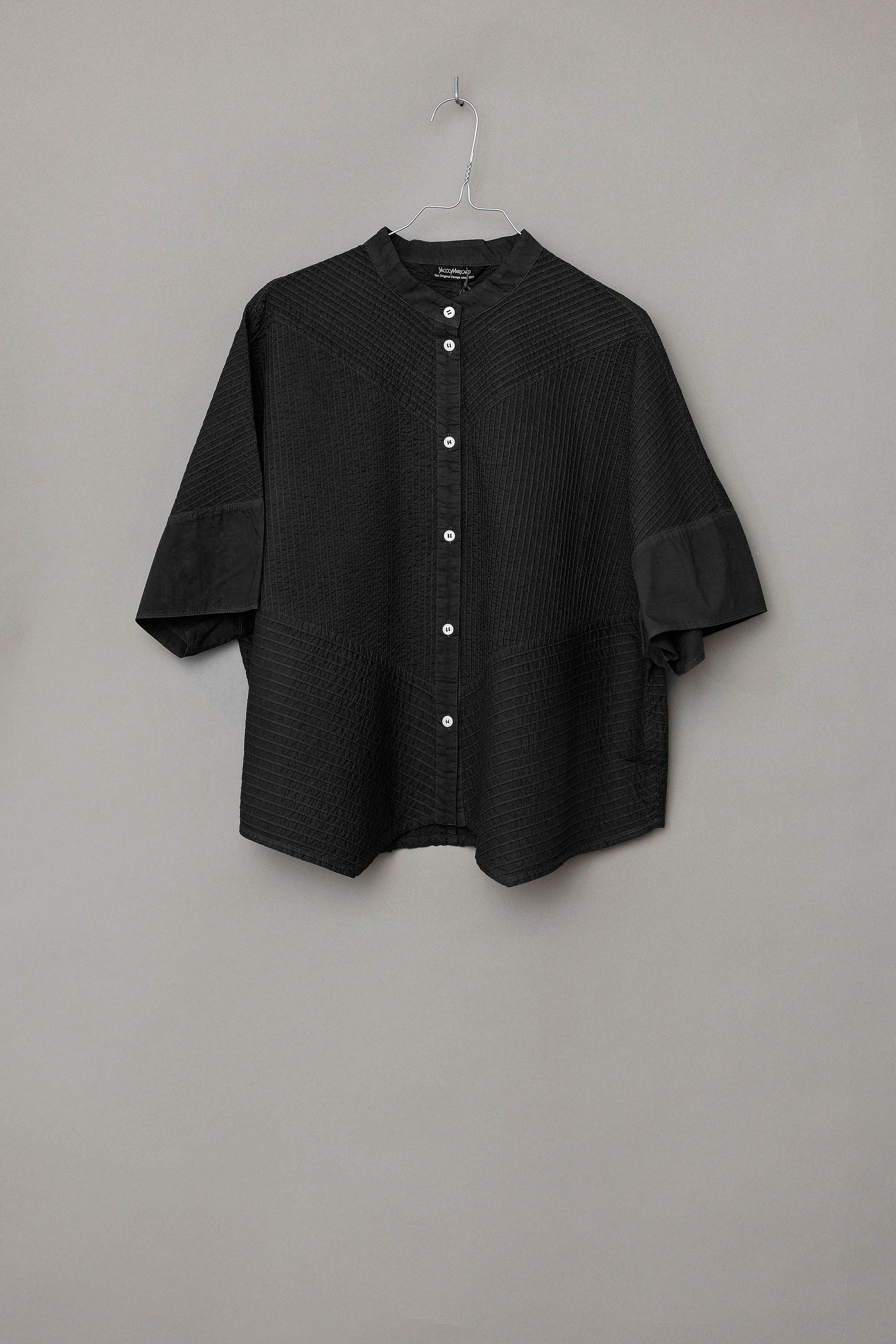 Black short-sleeved, feminine YaccoMaricard shirt.