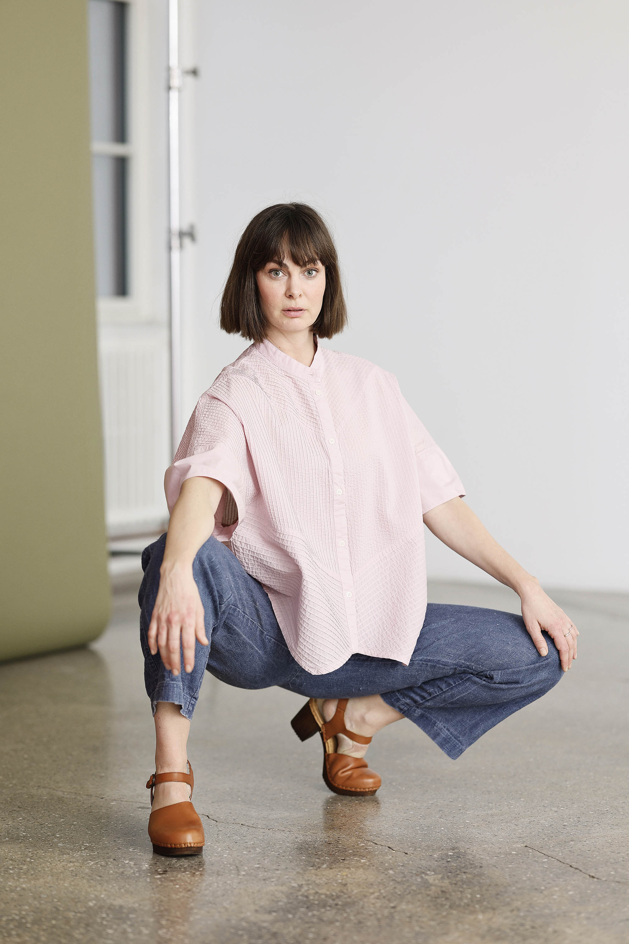 Rose short-sleeved, feminine YaccoMaricard shirt.