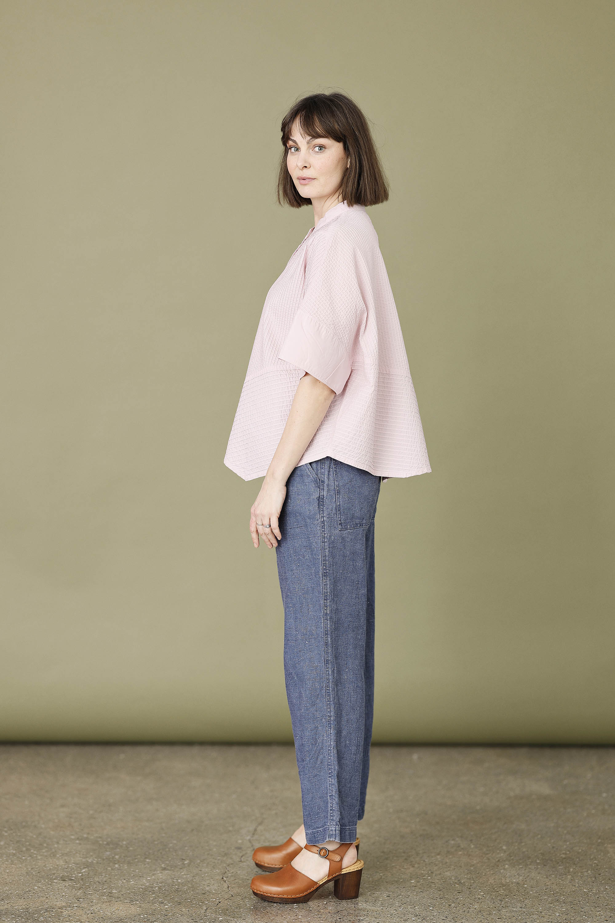 Rose short-sleeved, feminine YaccoMaricard shirt.