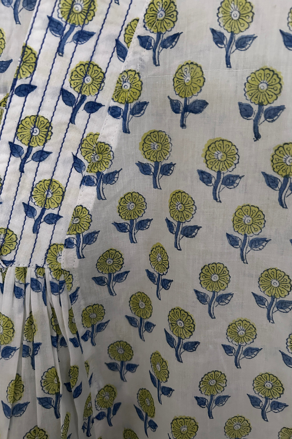 Hvid sommertop med grafisk blåt blomsterprint